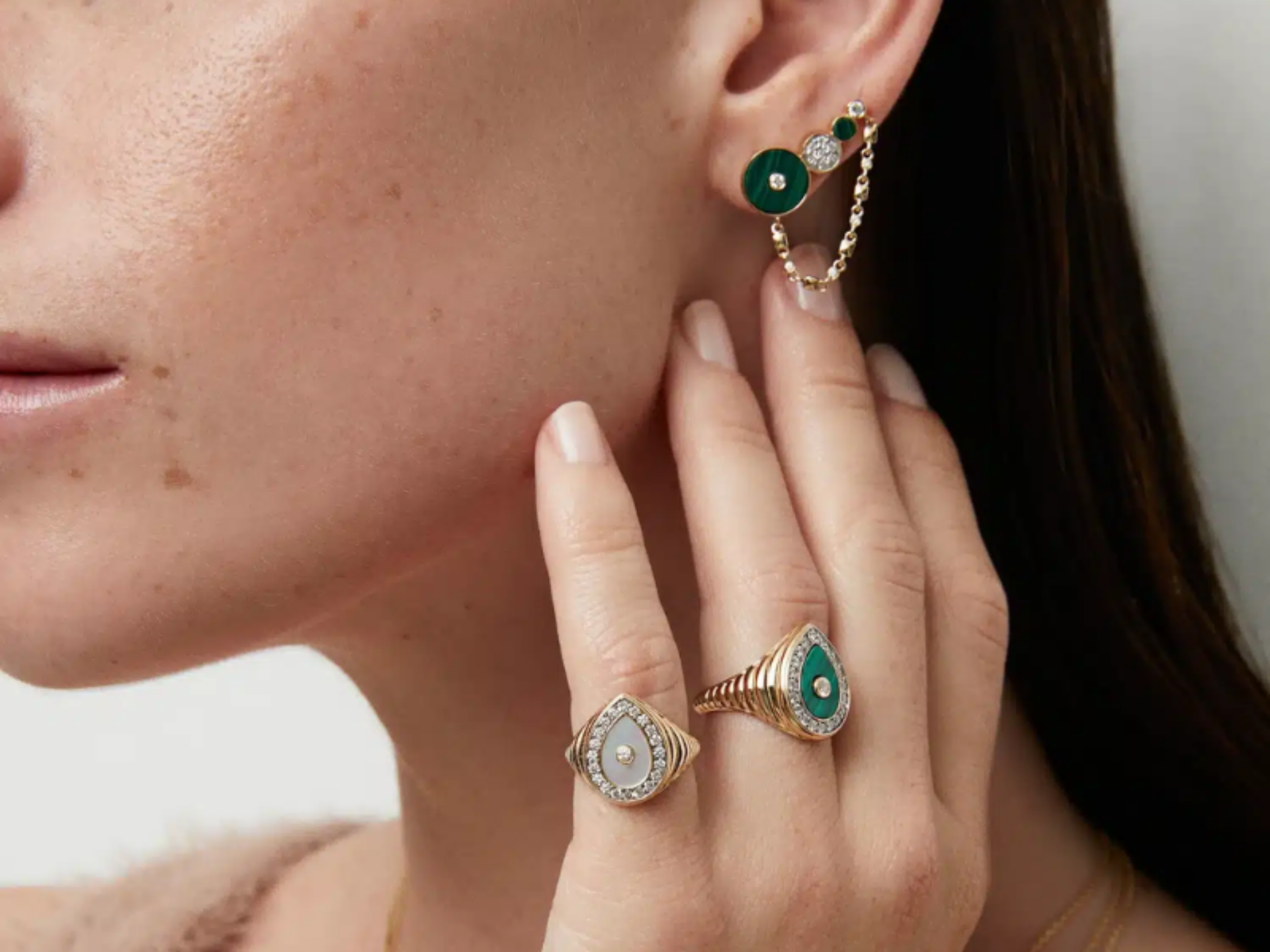 Malahit Taşı: Doğanın Yeşil Şifası ve Dönüşümün Sembolü